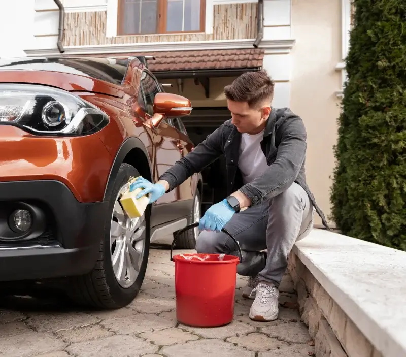 Lavage auto à domicile Malemort-du-Comtat : professionnel intervenant sur un véhicule